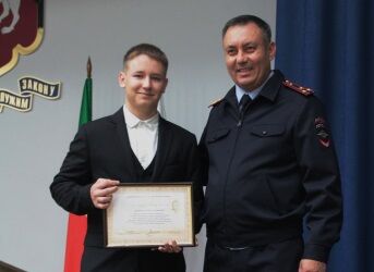 Глава полиции Челнов наградил студента за помощь в поимке преступника