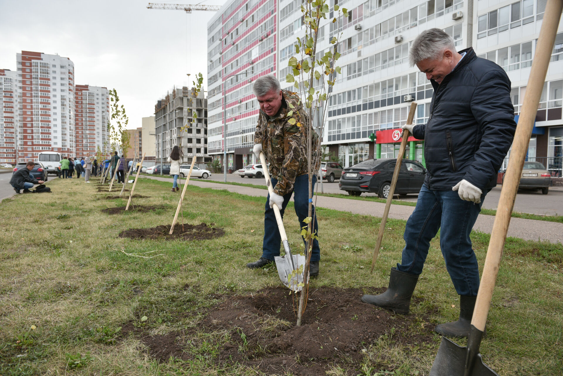 В Челнах Наиль Магдеев принял участие в посадке 510 деревьев