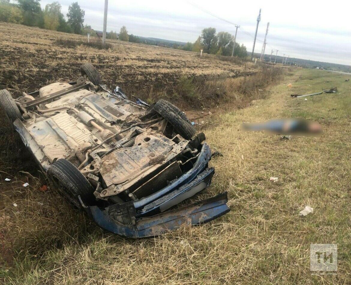 Водитель легковушки погиб, вылетев с трассы в Татарстане