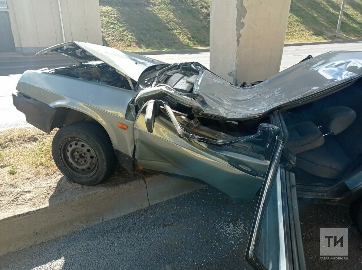 В&nbsp;ДТП под мостом в&nbsp;Челнах пострадали 19-летние водитель и&nbsp;пассажир
