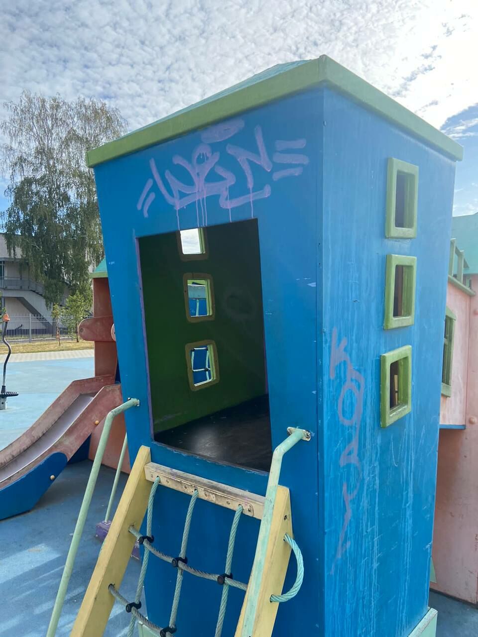В Челнах разыскивают подростков, которые изрисовали детскую площадку на бульваре Тинчурина
