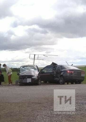 В серьезном ДТП на трассе в Татарстане пострадали трое взрослых и ребенок