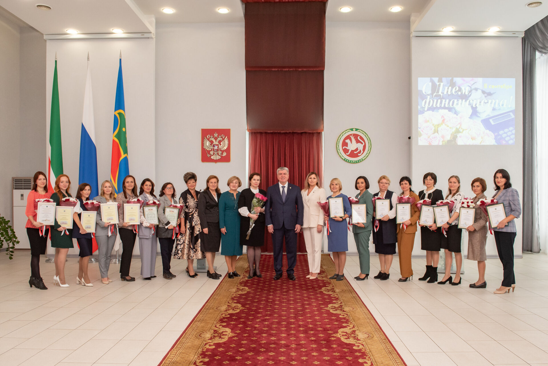 Наиль Магдеев поздравил работников финансовой отрасли с&nbsp;профессиональным праздником