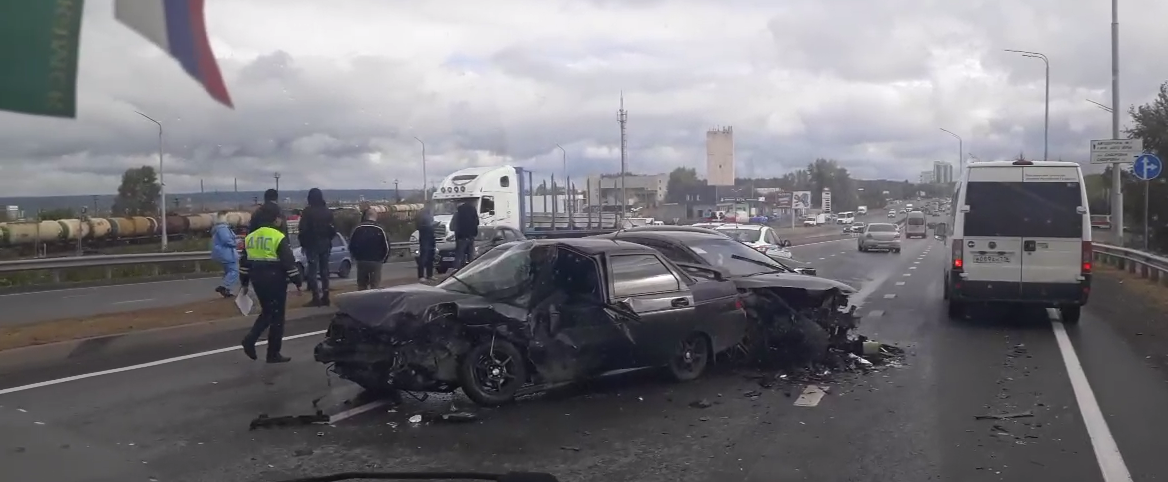 При въезде в Челны произошло массовое ДТП, в котором пострадал один из водителей