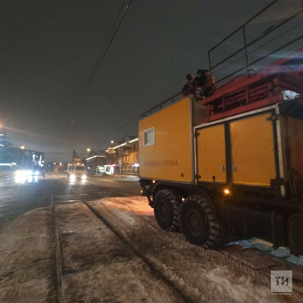 Водитель «КАМАЗа» ночью в Казани оборвал трамвайные провода и скрылся