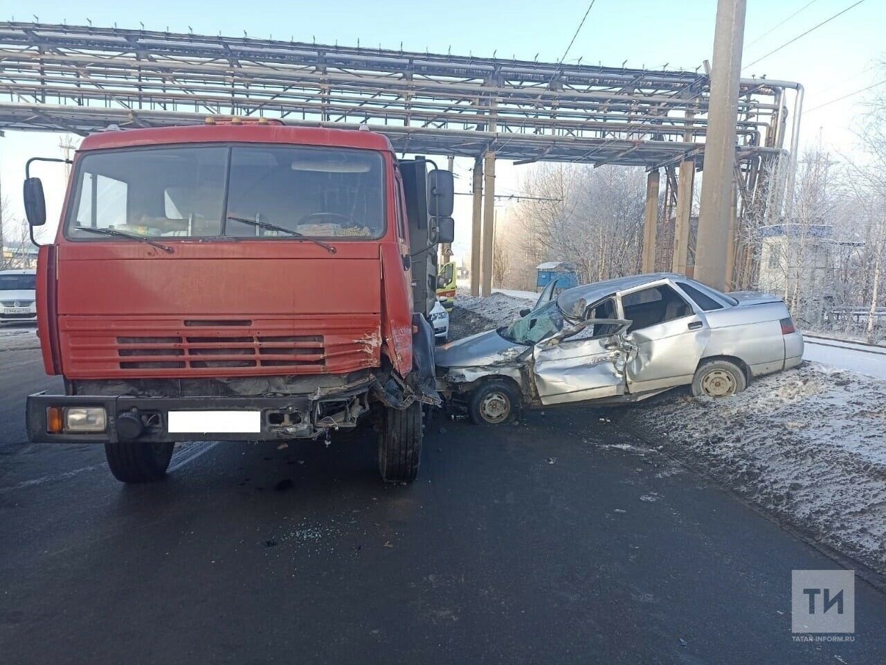 В&nbsp;РТ&nbsp;водитель и&nbsp;пассажир «Лады» пострадали, влетев в&nbsp;самосвал