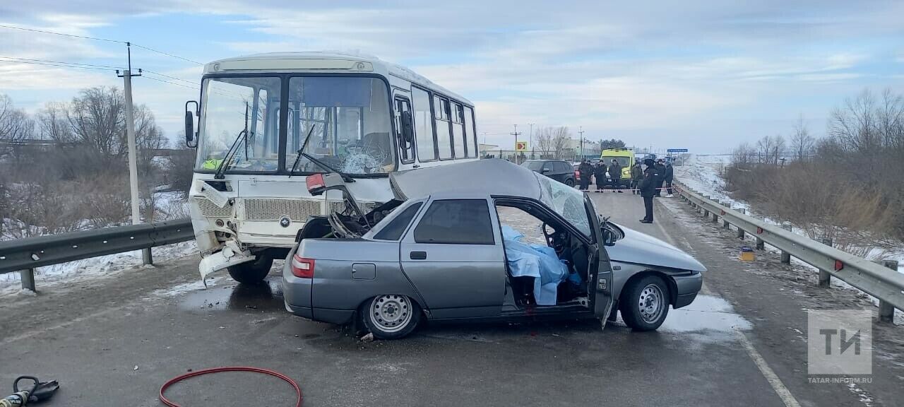 В ДТП с автобусом на трассе в Татарстане погиб водитель легковушки