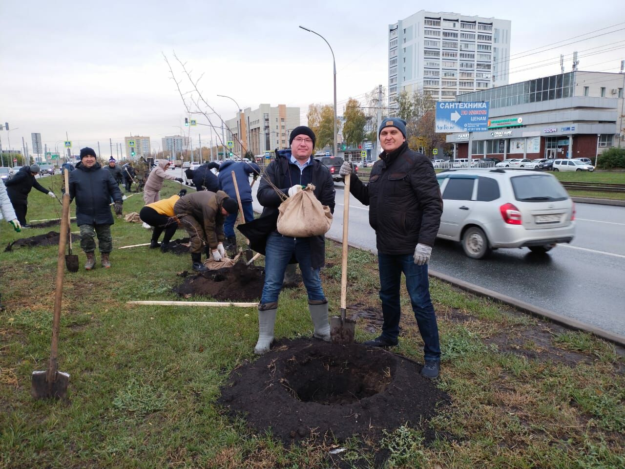 В Набережных Челнах высадили 200 яблонь