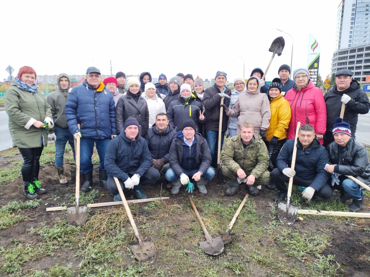 В Набережных Челнах высадили 200 яблонь