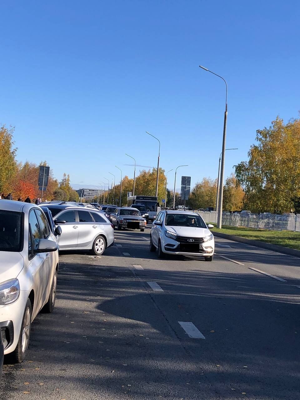 Ни&nbsp;выехать, ни&nbsp;припарковаться: Автолюбители жалуются на&nbsp;затор, который образуется возле ипподрома в&nbsp;Челнах