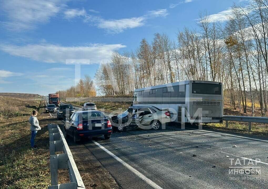 В&nbsp;Татарстане на&nbsp;трассе легковушка столкнулась с&nbsp;«ГАЗелью», пострадали два человека