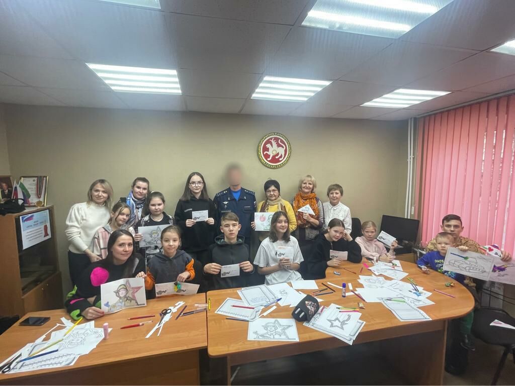 Челнинские школьники изготовили открытки для солдат, находящихся в зоне СВО