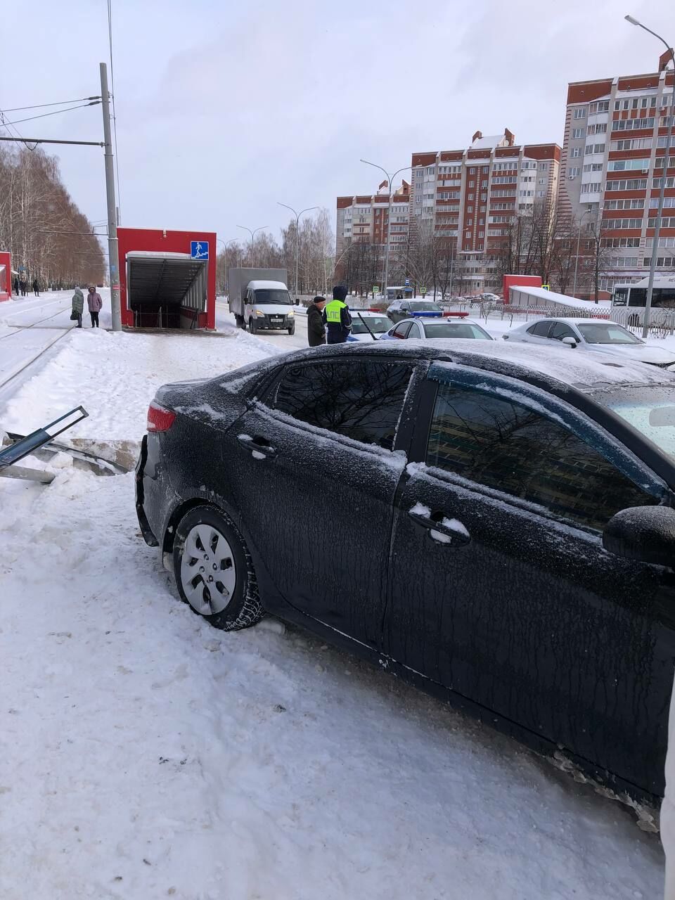 В&nbsp;Набережных Челнах женщина-водитель снесла знак на&nbsp;остановке