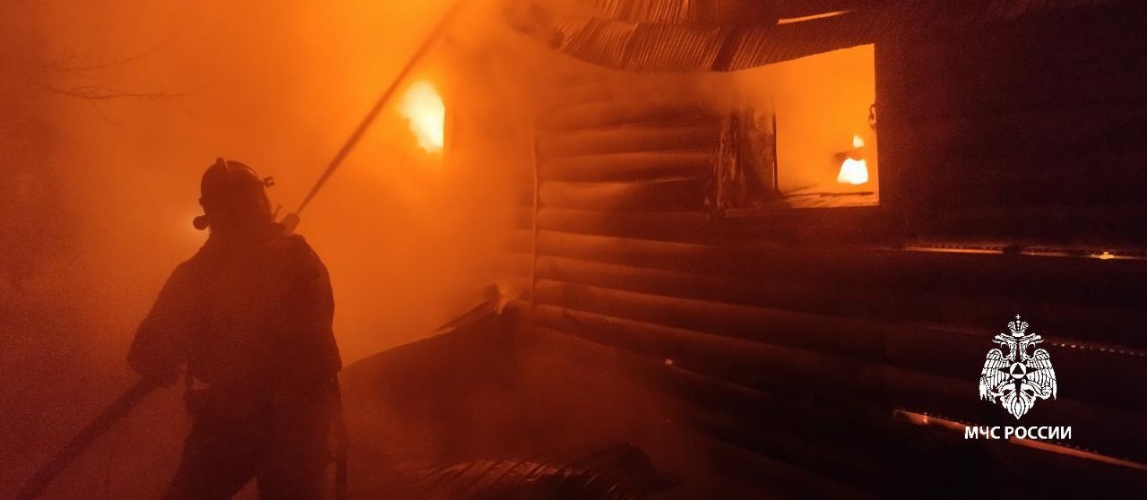 В БСМП Челнов госпитализировали женщину с ожогами, у которой сгорел дом в Актанышском районе