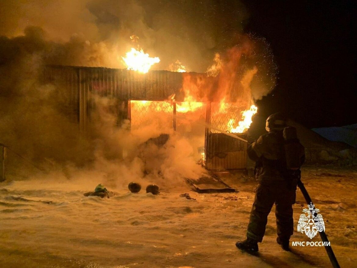 В Челнах на пожаре в бытовке, загоревшейся из-за обогревателя, мужчина получил ожоги лица и руки