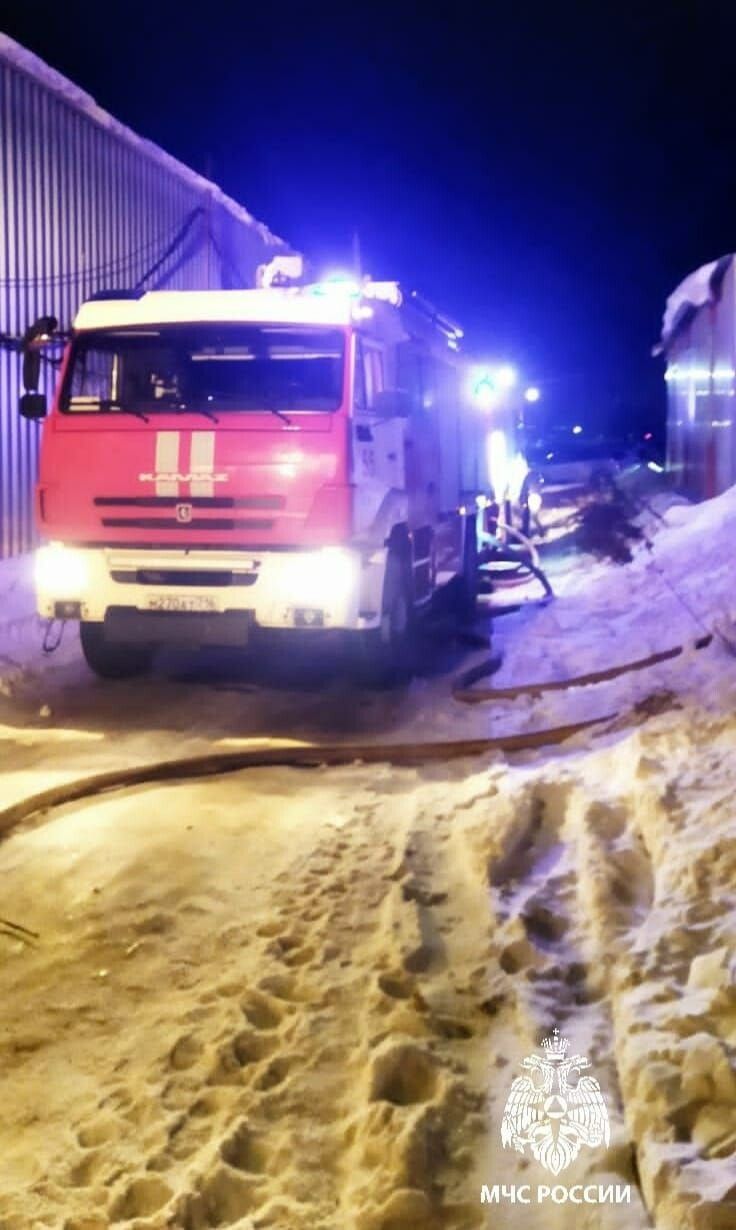 В Челнах ночью в здании мебельного цеха произошел пожар