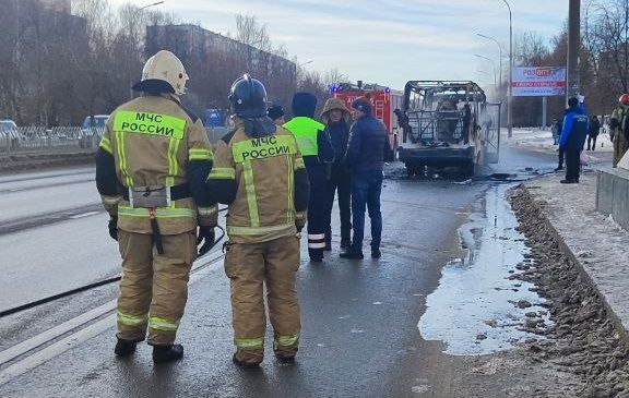 В Набережных Челнах на остановке сгорела маршрутка