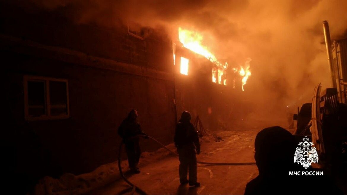 В Челнах ночью в здании мебельного цеха произошел пожар