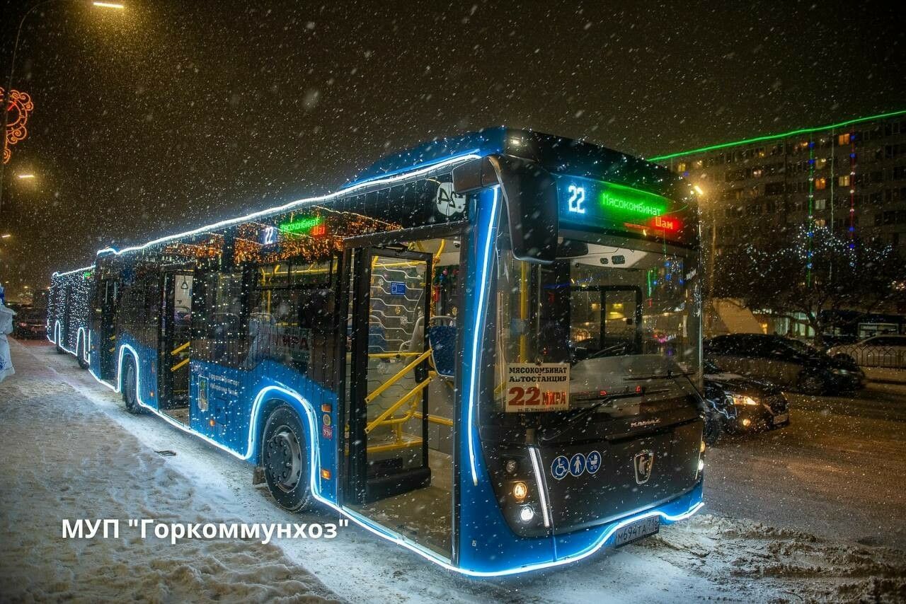 В Челнах к Новому году нарядили большие автобусы