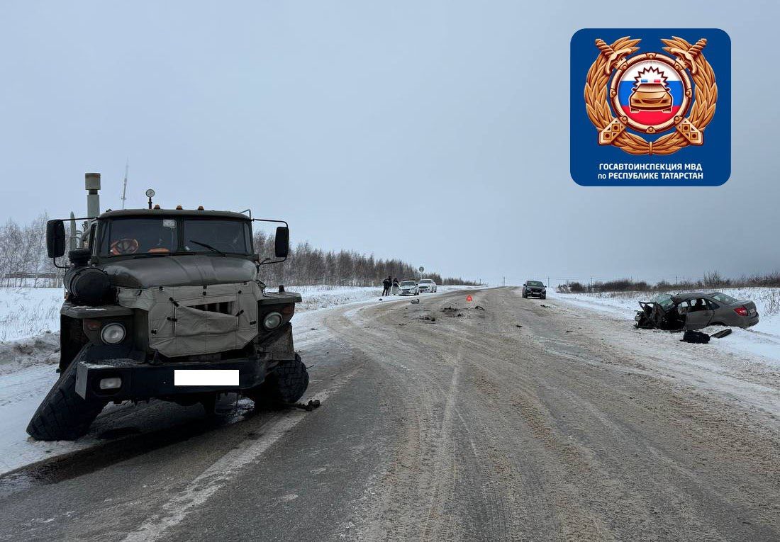 В РТ водитель легковушки выехал на встречную полосу и столкнулся с грузовиком