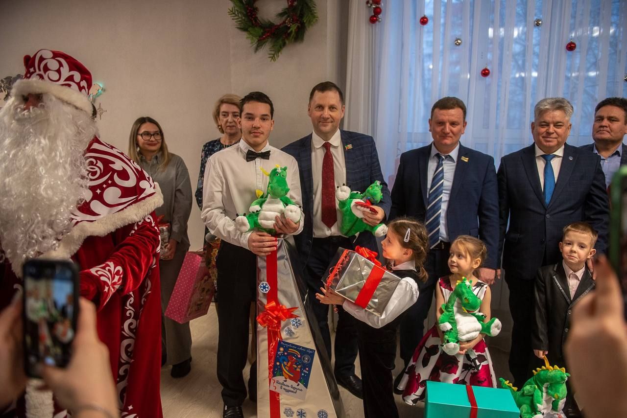 Власти Набережных Челнов вручили подарки детям из приюта «Асылташ»
