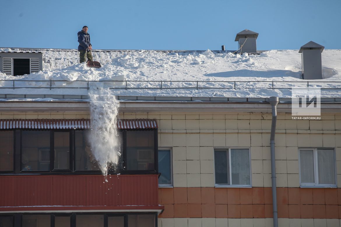 В Татарстане на ребенка с крыши упал снег, его госпитализировали