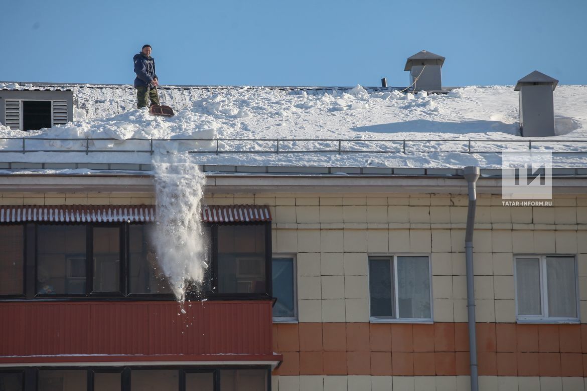 Рустам Минниханов дал указание усилить контроль за уборкой крыш от снега