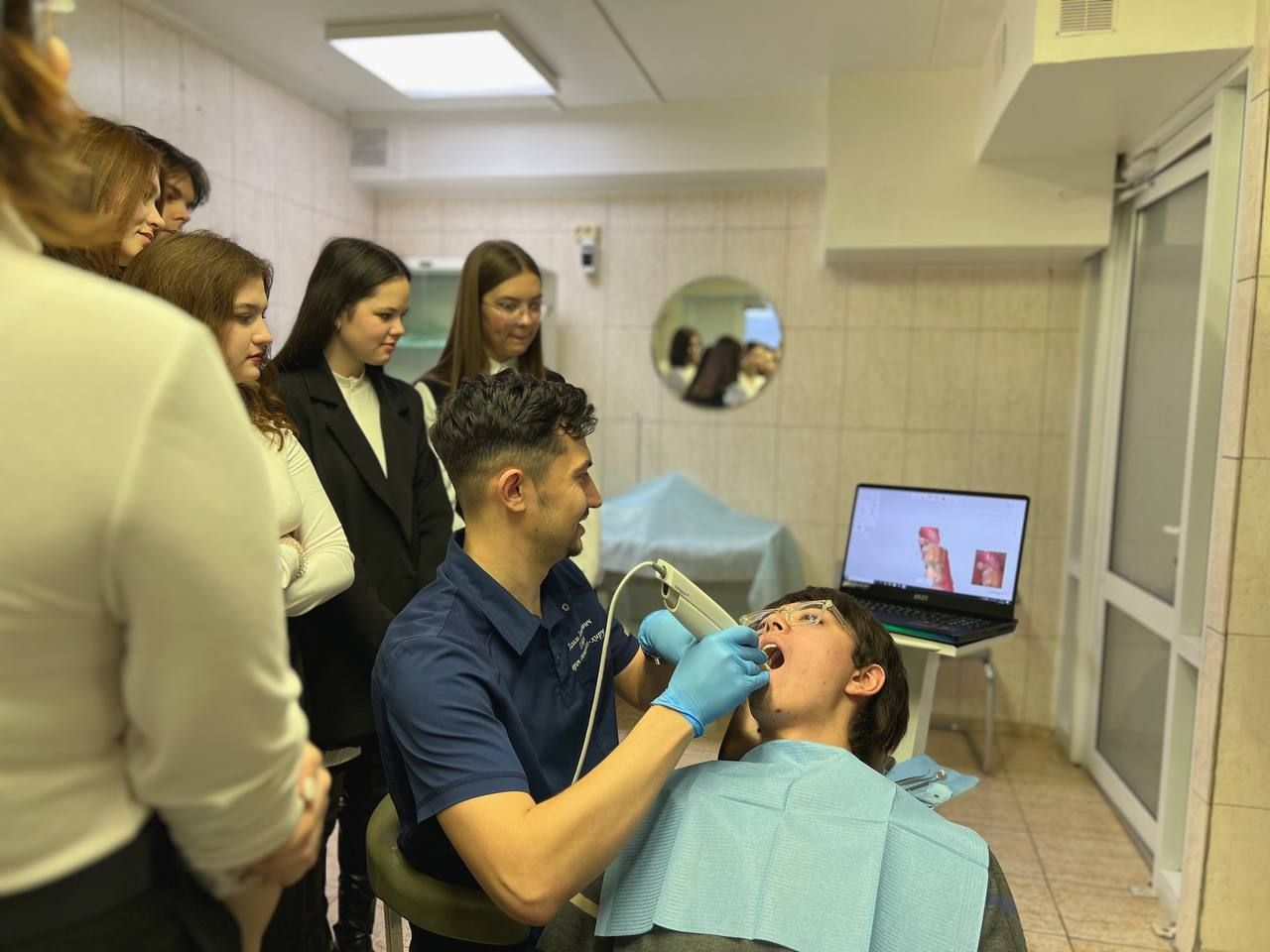 Школьники из Челнов узнали о специфике профессии в стоматологической поликлинике №3