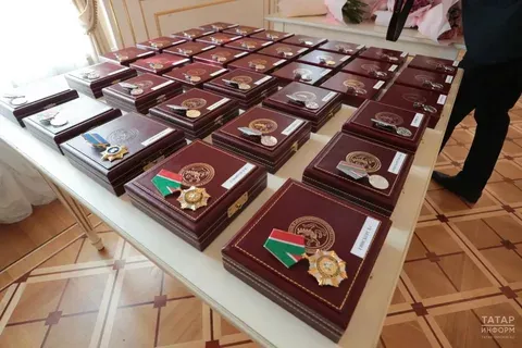 55 жителей Татарстана получили госнаграды от рук Рустама Минниханова