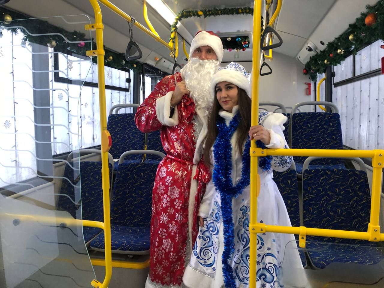 В Челнах замечен сказочный автобус с Дедом Морозом и Снегурочкой
