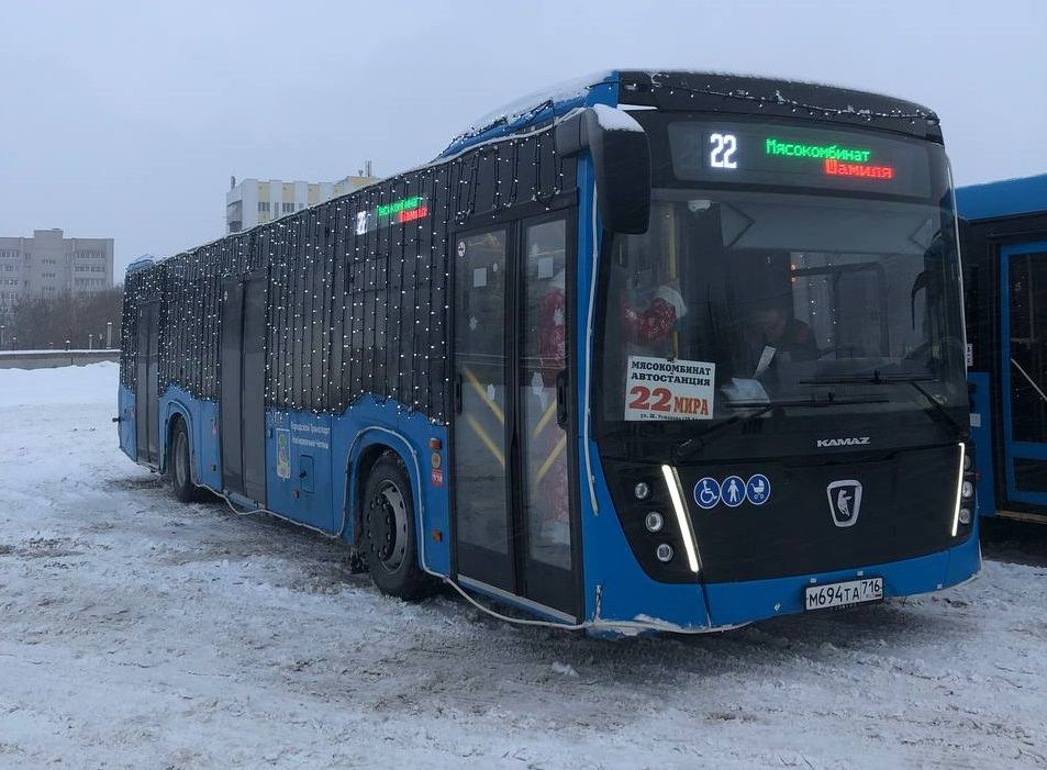 В Челнах замечен сказочный автобус с Дедом Морозом и Снегурочкой