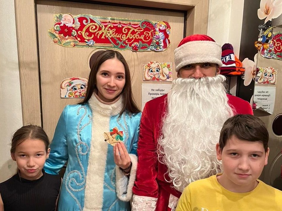 В Челнах детей, чьи отцы погибли на СВО, поздравил Дед Мороз со Снегурочкой