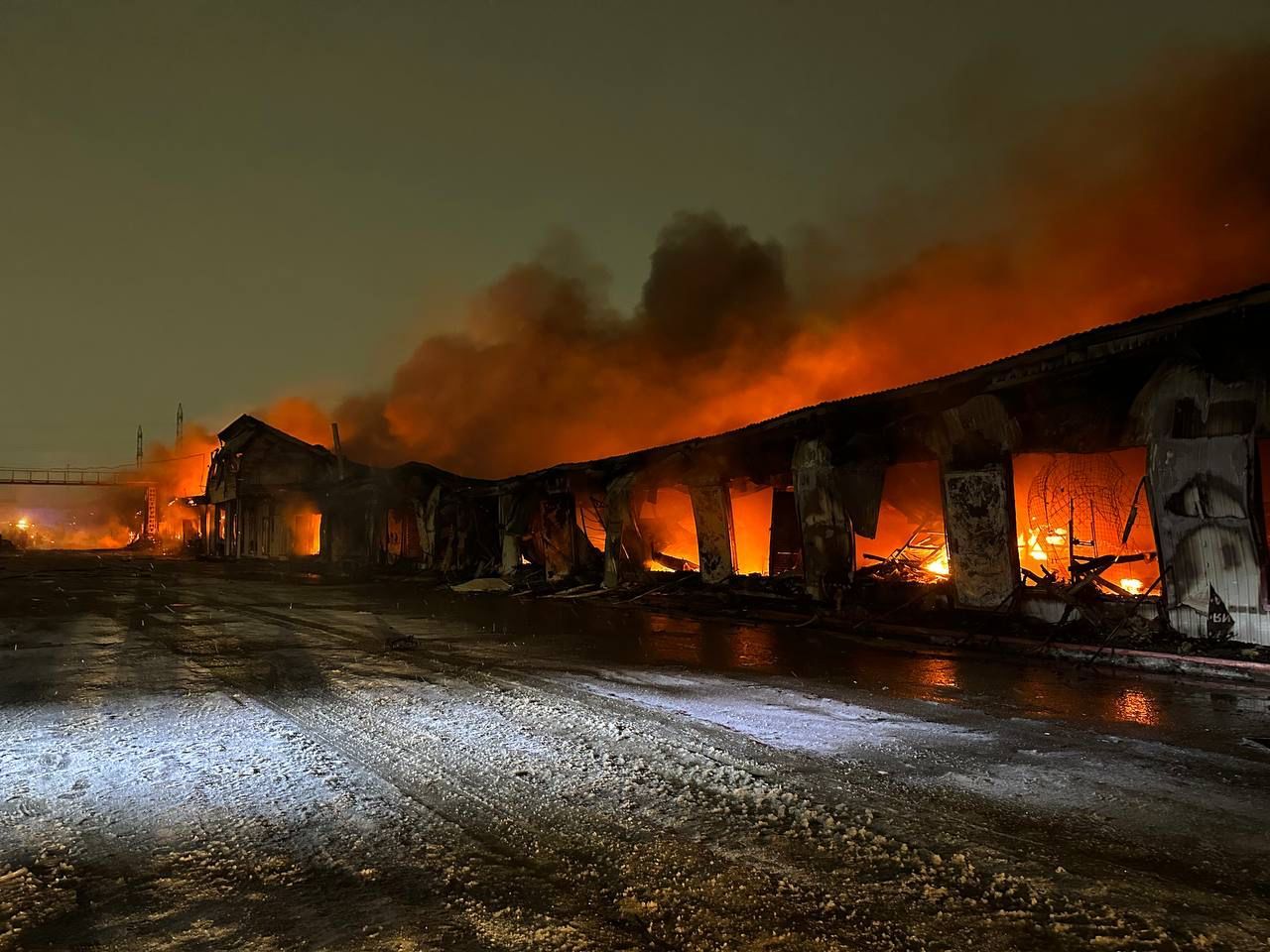 Площадь крупного пожара в промзоне Набережных Челнов составила 6,8 тыс. кв.м