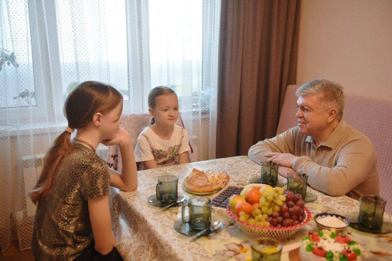 Наиль Магдеев посетил семью Мухаметовых в преддверии Нового года