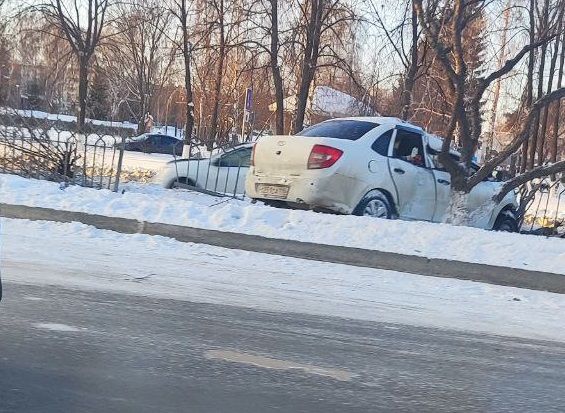 Легковушка снесла забор разделительной полосы в Челнах