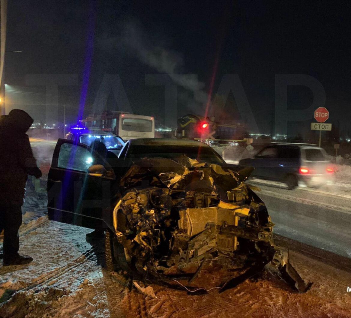 Еще одно ДТП на железной дороге: Легковушка врезелась в поезд в Челнах