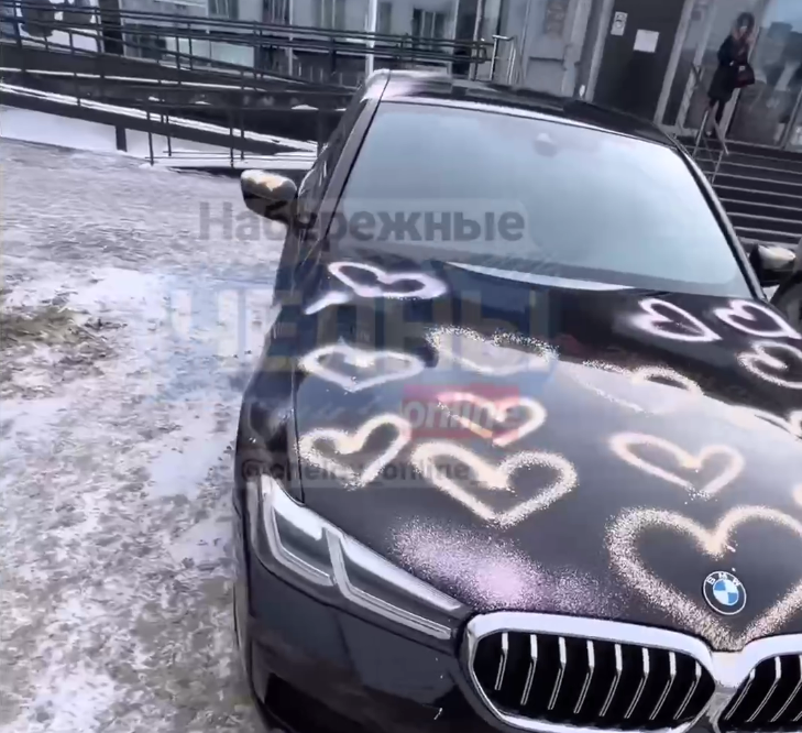 В Набережных Челнах девушка изрисовала припаркованную машину