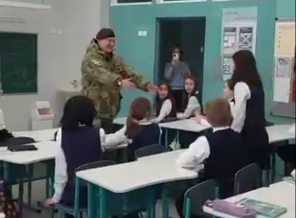 Военнослужащий из&nbsp;Челнов устроил сюрприз дочери, придя к&nbsp;ней в&nbsp;школу