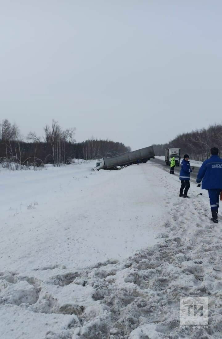 В Татарстане на трассе в ДТП с фурой погиб человек