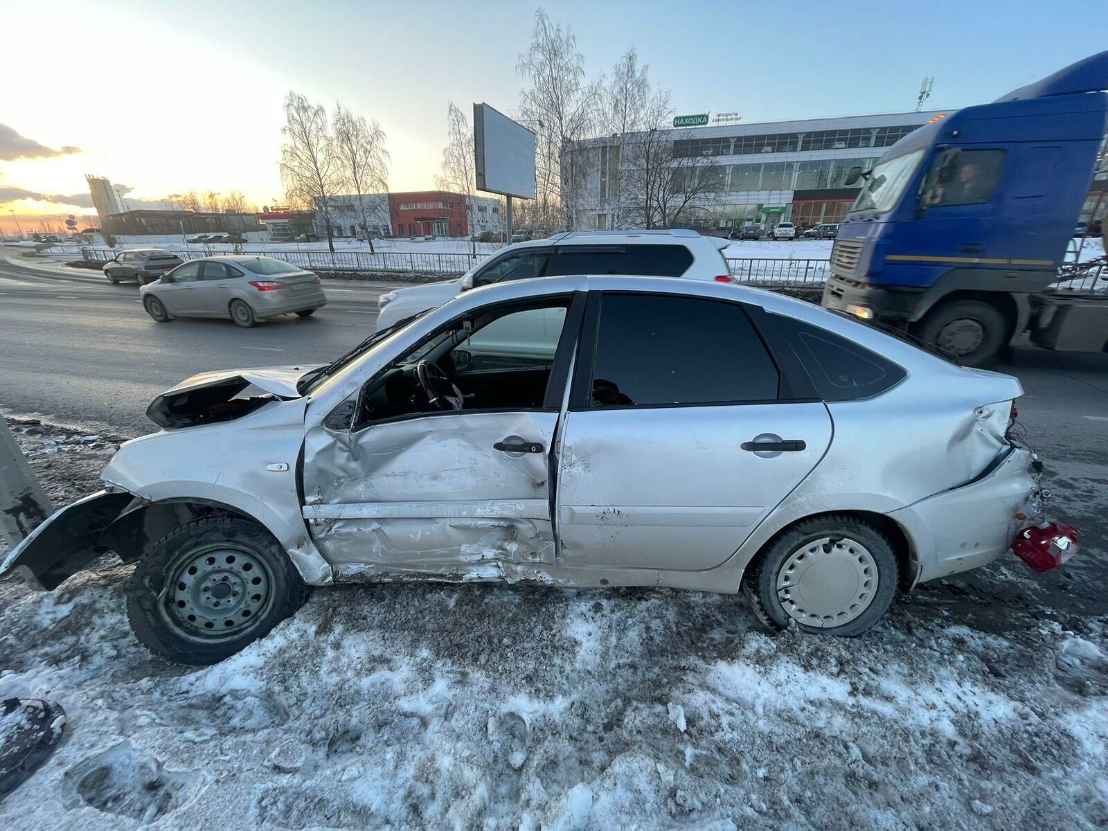 При ДТП с&nbsp;«ГАЗелью» в&nbsp;Челнах легковушка влетела в&nbsp;столб