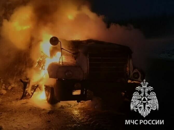 На трассе в Татарстане загорелся грузовик со сладостями