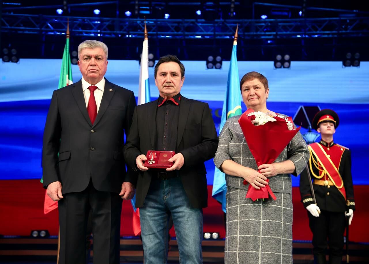Мэр Челнов передал ордена Мужества родным четырех погибших бойцов