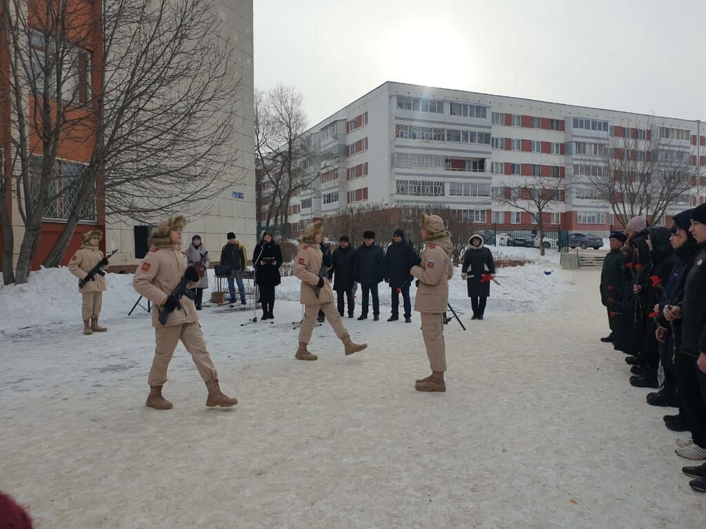 В Челнах на фасаде школы №49 установили памятную доску в честь военного