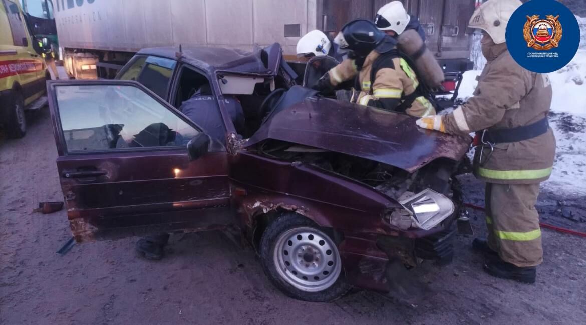 На трассе в Татарстане водитель легковушки погиб, влетев в стоящий «КАМАЗ»