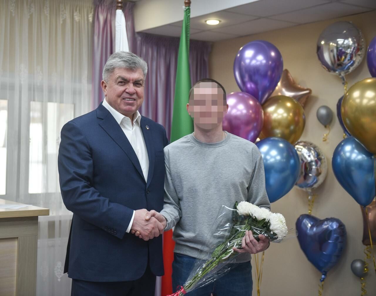 Наиль Магдеев поздравил семью военнослужащего с&nbsp;рождением сына и&nbsp;вручил подарки