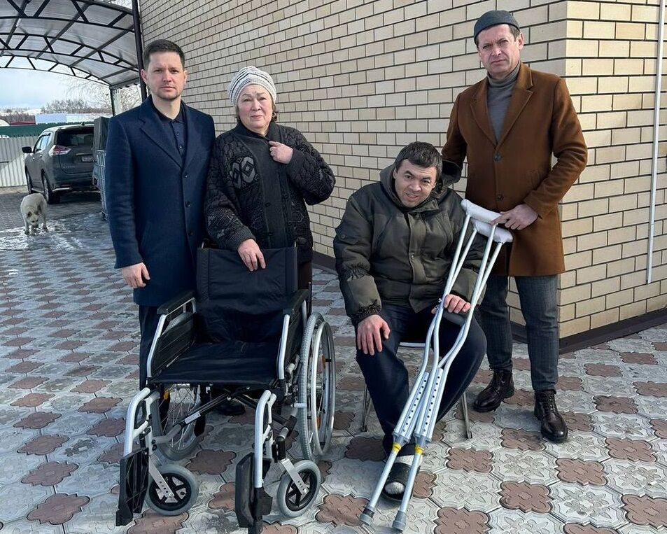 Власти Набережных Челнов вручили раненному бойцу инвалидную коляску