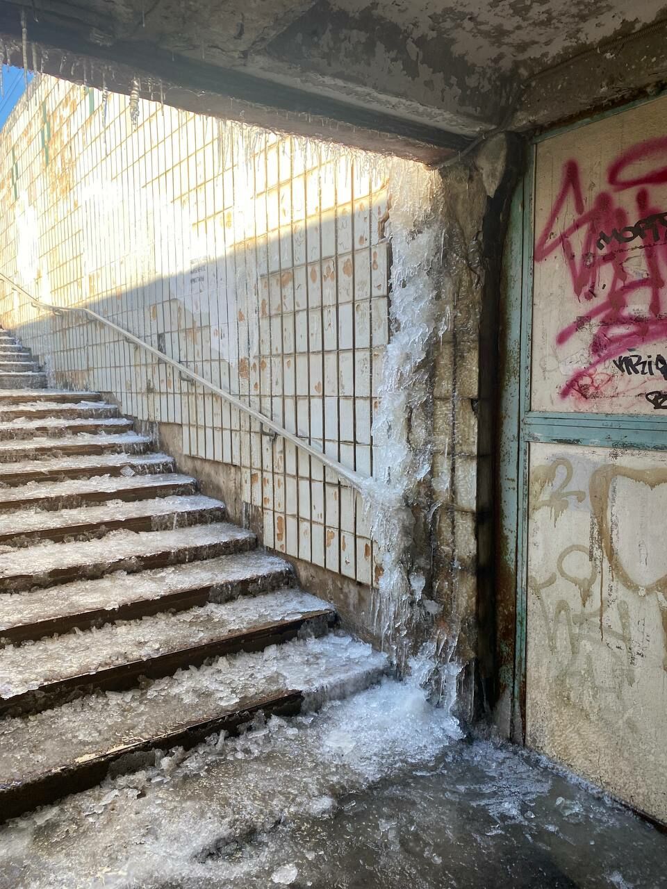 Жители Челнов жалуются на&nbsp;обледенелый подземный переход на&nbsp;остановке «Домостроителей»