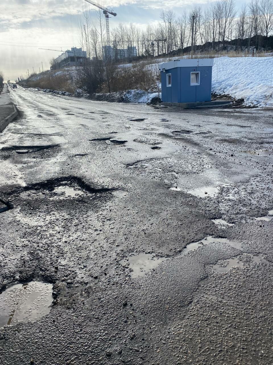 В Челнах жители поселка Чаллы Яр возмущены глубокими ямами на дорогах