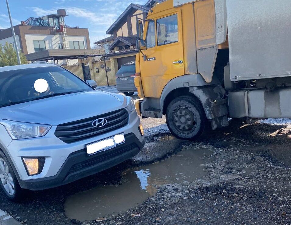 В Челнах жители поселка Чаллы Яр возмущены глубокими ямами на дорогах