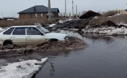 Жители Азьмушкинского сельского поселения жалуются на&nbsp;огромную лужу, появившуюся из-за оттепели